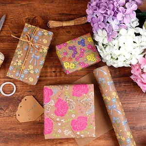 Papier cadeau kraft vintage motif floral avec fleurs et ficelle sur table en bois