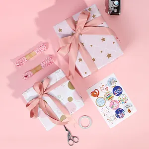 Set di carta da regalo rosa premium con nastri di raso e adesivi di compleanno kit