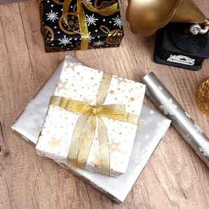 Festliches Weihnachtsgeschenkpapier-Rolle mit Goldstern- und Schneeflockenmuster