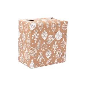 Detailansicht von Weihnachts-Geschenkpapier aus Kraftpapier mit weißen festlichen Mustern