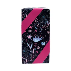 Romantisch Valentijnsdag inpakpapier met roze bloemen en vogelmotieven op zwart.