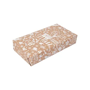 Detailansicht von vintage braunem Geschenkpapier mit weißen Weihnachts-Rentier-Motiven