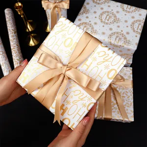 Luxe kerstcadeaupapier met goudfolie, feestelijke patronen en een satijnen lint