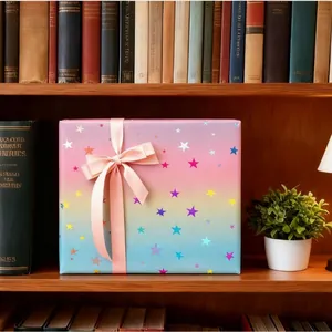 Geschenkpapier mit Sternenmuster und rosa Schleife auf einem Bücherregal