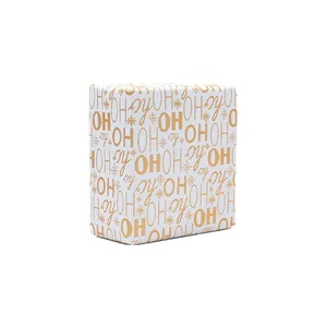 Premium kerstpapier met goudfolie en feestelijk Ho Ho Ho-patroon met sneeuwvlokken