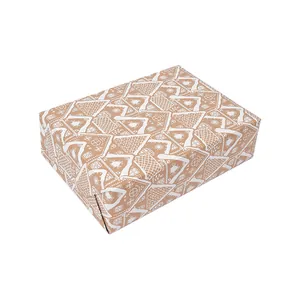 Detailansicht von braunem Weihnachtsgeschenkpapier mit weißen festlichen Lebkuchenmustern