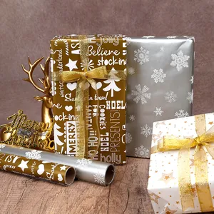Verschiedene Weihnachtsgeschenkpapierrollen mit goldenem Rentier und Feiertagsmotiven