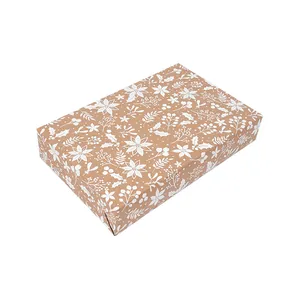 Vintage braunes Weihnachts-Geschenkpapier aus Kraftpapier mit weißem Blumenmuster