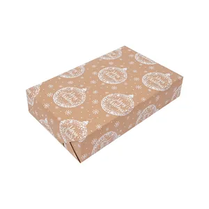 Detailansicht von braunem Kraft-Weihnachtsgeschenkpapier mit weißen Schneeflocken