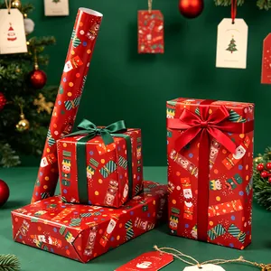 Carta regalo di Natale rossa festiva con motivi carini di schiaccianoci e Babbo Natale