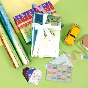 Detailansicht des schillernden Glanzes auf dem Geschenkpapier mit Happy Birthday Thema