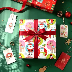 Carta regalo di Natale festosa con simpatici motivi di Babbo Natale, renne e pinguini