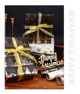 Primer plano de papel de regalo de Navidad negro y dorado y cajas de regalo