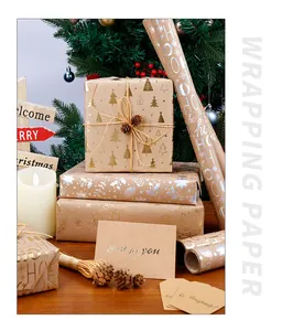 Dettaglio carta da regalo kraft con motivi di alberi di Natale in lamina d'oro