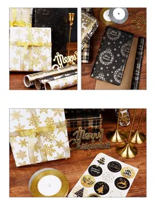 Detalle de papel de regalo de Navidad negro y dorado con pegatinas y cintas festivas