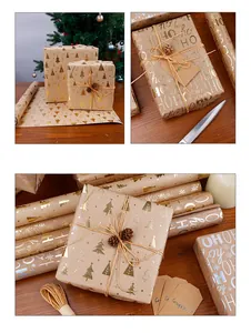 Dettaglio della carta regalo kraft di Natale con lamina d'oro e motivi festivi di alberi