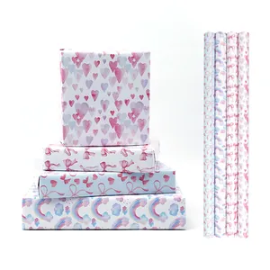 Set van vier rollen cadeaupapier met roze strikken en regenboogpatronen voor verjaardagsfeestjes