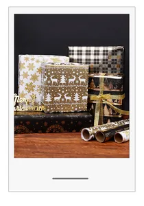 Papel de regalo de Navidad con renos y copos de nieve en lámina dorada