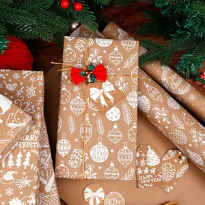 Vintage Kraftpapier Weihnachtsgeschenkpapier mit weißen Drucken und Geschenk-Anhängern