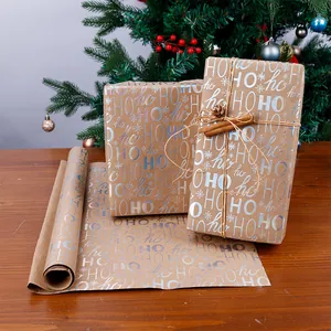 Dettaglio rotolo carta regalo kraft natalizia con motivo HO HO HO in lamina argento