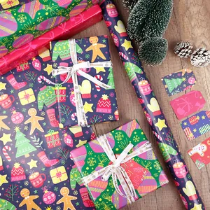 Festliches Weihnachtsgeschenkpapier Rollen mit Cartoon-Mustern und Geschenkbändern