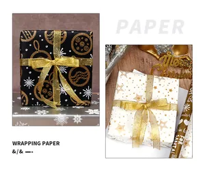 Detailansicht von luxuriösem Weihnachtsgeschenkpapier mit goldenen Sternen und Mustern
