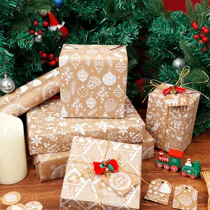 Retro Kraft-Weihnachtsgeschenkpapier mit weißen festlichen Mustern und Anhängern.