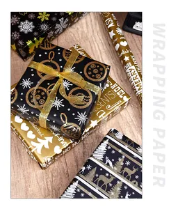 Nahaufnahme von elegantem Weihnachtsgeschenkpapier mit goldener Rentier- und Schneeflocken