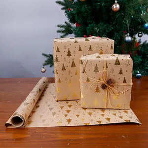 Dettaglio della carta da regalo kraft vintage con alberi di Natale dorati in lamina
