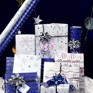 Detailaufnahme von elegantem blau-weißem Geschenkpapier mit Schneeflocken und Schleifen