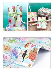 Vista detallada de papel de regalo láser con lindos estampados de fresas y helados
