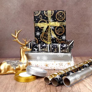 Elegantes Weihnachts-Geschenkpapierrollen mit festlichen Gold- und Silbermustern