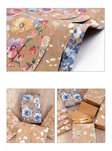 Detailansicht von Vintage-Blumen-Kraftpapier mit Geschenkanhängern und Kordel.