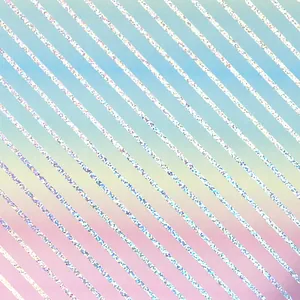 Dettaglio della carta da regalo alluminata con strisce glitterate arcobaleno pastello