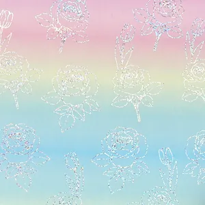 Dettaglio macro di carta regalo olografica con motivi floreali di rose e tulipani