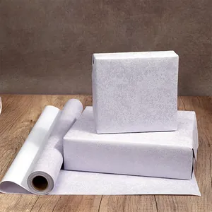 Détail d'un rouleau de papier cadeau lavande texturé de luxe sur bois