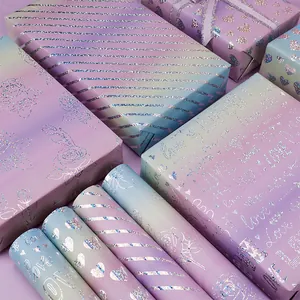 Traumhaftes violettes Laser-Geschenkpapier mit Herz- und Liebesmotiven