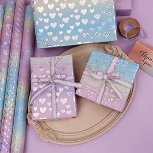 Carta regalo olografica laser con gradiente viola e blu da sogno