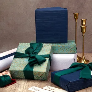 Coffret cadeau papier d'emballage de luxe pour la Saint-Valentin avec rubans et tags