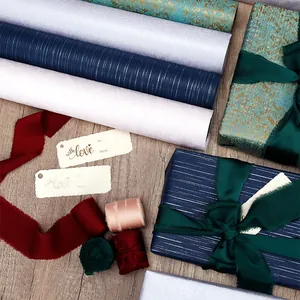 Vue détaillée de papier cadeau de luxe en rouleaux avec rubans de satin et étiquettes