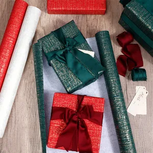Détail du papier cadeau texturé de luxe en rouleaux avec motifs de soie dorée
