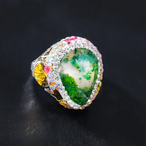 Detailansicht eines Vintage-Rings mit Farbwechselstein, Strass und Silberband.