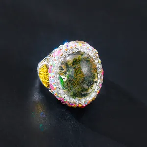 Detailansicht eines luxuriösen Vintage-Rings mit großem Farbwechselstein und Strass-Halo