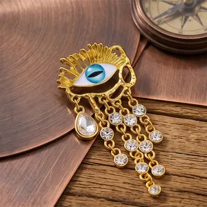 Spilla vintage a nappa occhio del diavolo con strass e finitura in oro pregiato.