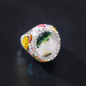 Detailaufnahme der Texturen eines Vintage-Farbwechselrings mit glänzenden Strasssteinen