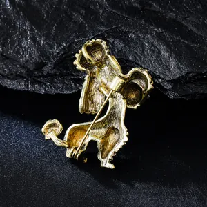 Détail de l'arrière d'une broche caniche en or montrant l'épingle de fermeture.