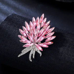 Détail de cette élégante broche bouquet de fleurs en cristal rose sur tissu noir