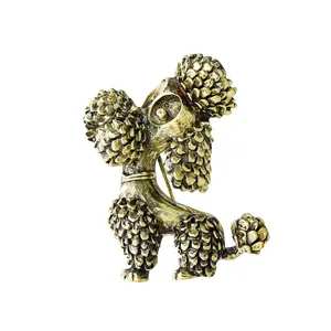 Broche caniche vintage en or antique exquise avec un design en métal texturé détaillé