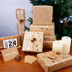 Carta regalo di Natale in kraft vintage con eleganti motivi dorati di fiocchi e alberi