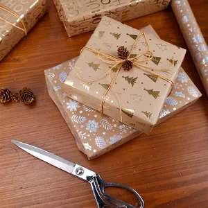 Carta da regalo natalizia in kraft retrò con eleganti motivi dorati e argentati